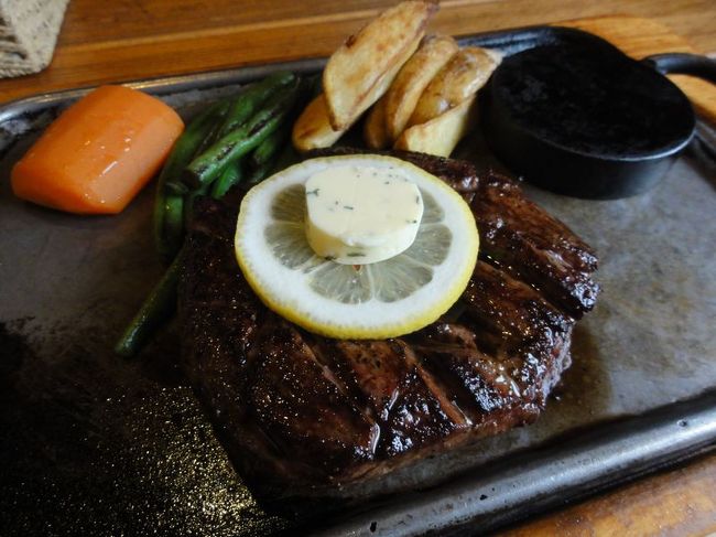 大沼付近のステーキハウスランバーで赤身のステーキを食べました。<br /><br />昨年リブを食べたとき味は美味しいのですが脂がやや多めだったので赤身にしました。旨いです。肉を喰っているって感じで。また食べに行きたいです。