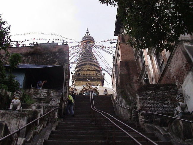 ポカラから戻ったら、<br />旅行会社の事務所に立ち寄った。<br /><br />ずっと質問したかったこと。<br />「ダサインはいつですか？」<br /><br />ダサインとは、ネパール最大のお祭りで、<br />ガイドブックによると、<br />ちょうとこの時期にあるはず。<br /><br />しかし、大使館の方に聞いたら、<br />「１ヶ月後だよ」<br /><br />そして、旅行会社の方の答えは、<br />「もう終わった」<br /><br />結局、何が正しいのかわからず、<br />ヒマラヤ最古の仏教寺院・スワヤンブナートへ。