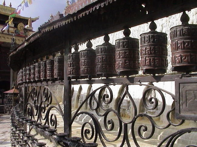 長い階段をのぼると、<br />そこには、マニ車。<br /><br />このマニ車を１回まわせば、<br />１回お経を読んだことになる。<br /><br />これを考えたのは、<br />どんな横着な人かいな？