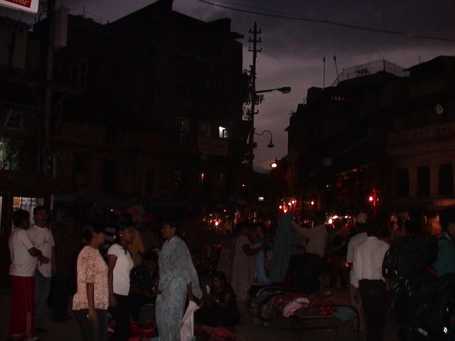 もう夜だ。<br /><br />だけど、街には人であふれてる。