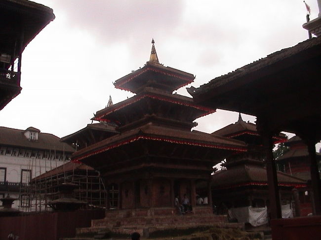 翌日、ダルバール広場という<br />旧王宮や寺院に囲まれた場所へ。<br /><br />バイクタクシーに乗ったら、<br />「ガイドはどうだい？」<br />とかまくしたてるような勧誘。<br /><br />正直、うぜぇ。