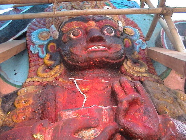 カーラ・バイラヴさんは、<br />若干、工事中。<br /><br />バイラヴさんを眺めていたら、<br />背後に真っ赤なヤギ様が通り過ぎる。<br /><br />お倒れになって。。