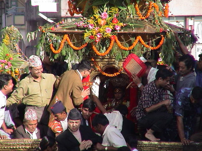 山車が出現！<br /><br />顔の濃いおっさんが取り囲んで、<br />中身がよく見えない。
