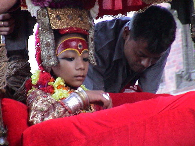 山車の中身は、クマリ様！<br /><br />ネパールの人々が<br />“生き神様”として信奉している少女。<br /><br />そして、<br />クマリ様は、コワモテの館へ。