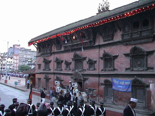 続いて、<br />コワモテの館前には、<br />漆黒の高級車がズラリ。<br /><br />ネパール最後の国王の登場。<br /><br />国王陛下まで登場するダサインを<br />大使館や旅行会社が知らないとは。。<br /><br />たまたまダルバール広場へ行ったら見ることができた<br />ネパール最大のお祭り。