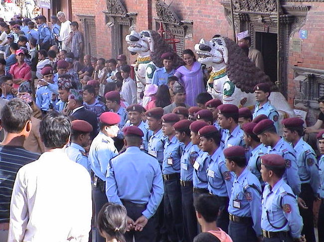 制服姿のコワモテさんたちが、<br />ある建物の前で整列してる。<br /><br />何かオトナの事情でもありそうだ。<br /><br />人ピラミッドで様子を見よう。