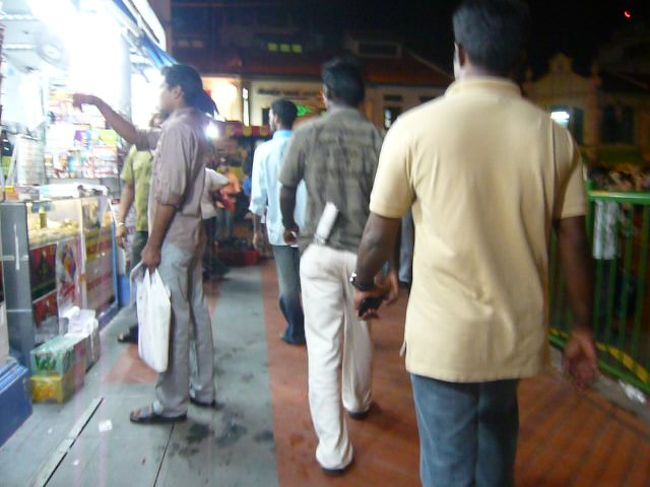 日曜の夜はお祈りの日なのか<br />街中に溢れんばかりのインド人！！！