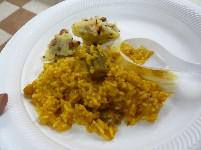 お祈り(歌って踊ってた♪)見てたら<br />おいで〜！っと手招きされて一緒にお祈り♪<br />ご飯までごちそうしてもらった☆<br />カレーみたいなごはん？