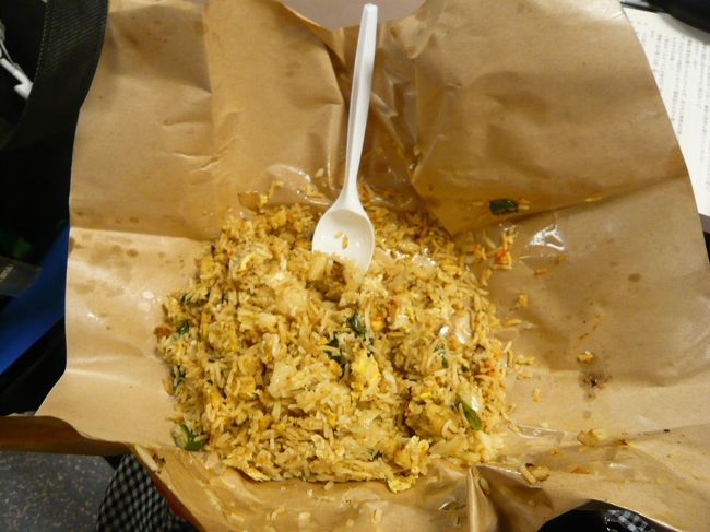 そのまま空港へ。<br />朝食はお持ち帰りにしてもらったご飯♪<br />これがまた美味しかったー！！！！<br />シンガポール、素敵な国でした☆