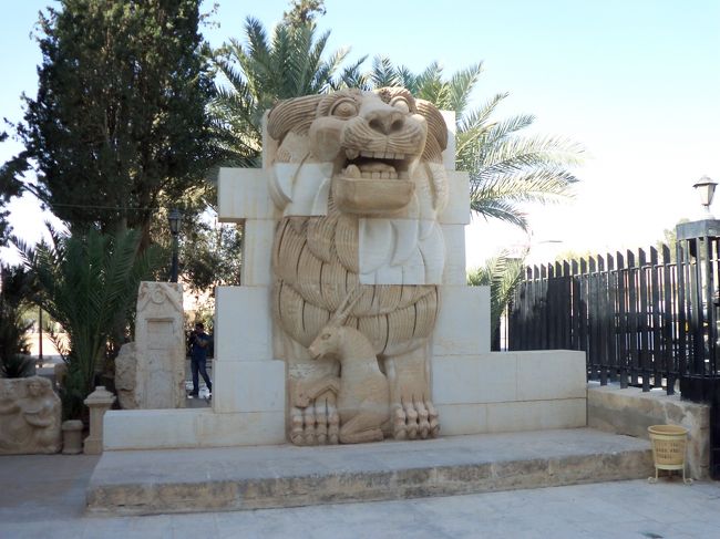 　街の中央に立派な「パルミラ博物館」があり、車を止めて休憩。<br />　<br />