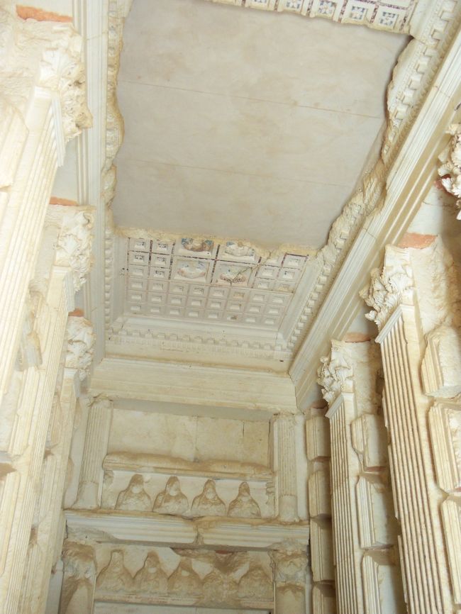 　中の様子。正面は家族の肖像、両側に石棺をマンションの様に納めここだけで３００体納められるらしい。<br /><br />