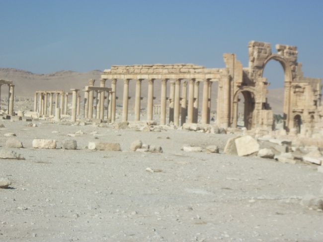 　そしてついに「パルミラ遺跡」へ。世界でも有数の巨大な規模を誇るこの遺跡はシリアを代表する観光名所で、１９８０年にユネスコの世界遺産に登録されました。<br /><br />　遺跡内を歩き回り多くの写真を撮りました。<br /><br />