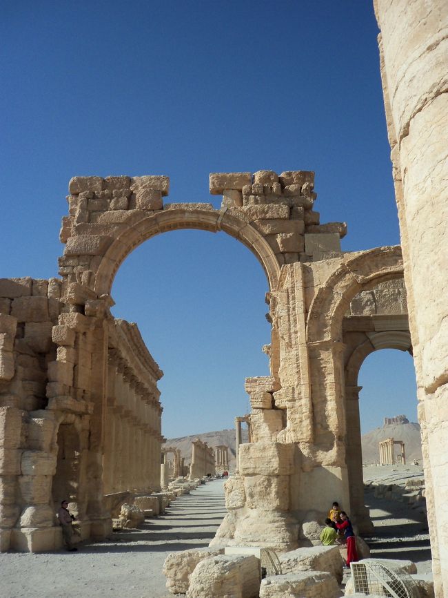 　遺跡群の入口にある記念門<br /><br />