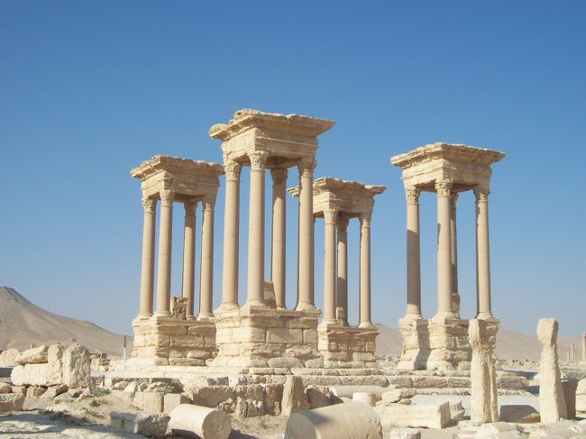 　列柱道路の中心に４本の柱で構成される四面門<br /><br />