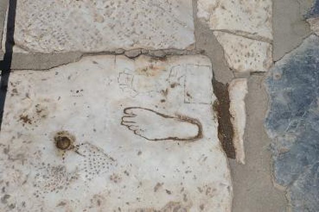 世界最古の看板らしい<br />(売春宿の)<br />この足のサイズよりも小さい方は、お断りとか；＾＾