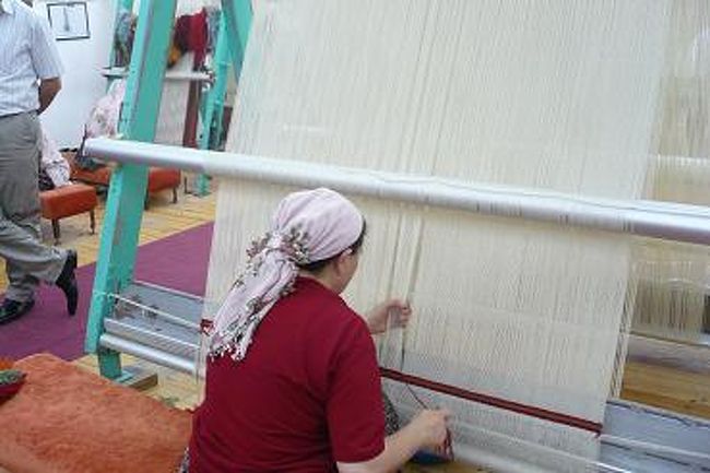 絨毯の織り子さん。<br />頭にかぶってる『オヤ』が欲しくて購入。