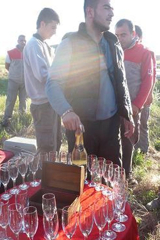 降りてから、乗組員全員で、<br />シャンパン打ち上げ〜。<br />早朝から美味しいお酒にありつけたわ。