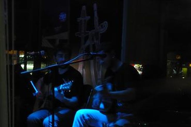 アンカラの町中へ、<br />「シャラップ　リュテュフェン」ワイン下さい<br /><br />　「イェ　メッキ　チョク　ギュぜル」とても美味しかったです<br />　<br />　「テシェキュ　レデリム」ありがとう<br />　<br />　「ホシュチャカルン」バイバイ<br /><br />通じた喜び！！嬉しかった〜♪<br />トルコで飲んだ１番美味しかったお酒でした。