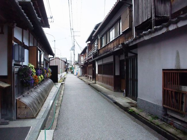 　ここは「はなしょうぶ商店街」の一角です。「はなしょうぶ商店街」は、伝統技術の職人から若者まで店を構え、戦国時代から現代までの魅力がぎゅっと詰まった街なのだそうです。