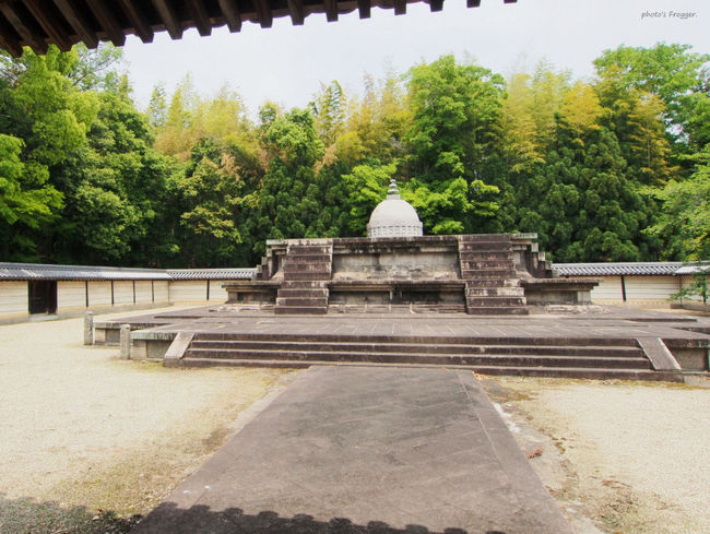 戒壇。<br />唐招提寺の創建時時代からあったとされるこの戒壇は、いわゆる授戒を行う場所です。<br /><br />戒壇院としての建物は嘉永元四年(1851)に焼失したままとされます。<br />このため、鎌倉時代に築かれたとされる石壇のみが今見える戒壇です。<br /><br />宝塔は昭和五十五年(1980)、戒壇上に置かれました。