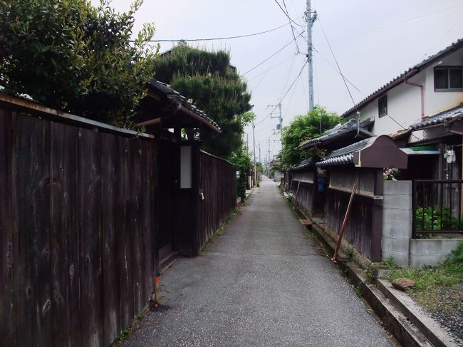 　この辺り、善利組足軽組屋敷が建ち並んでいたようです。<br />　左手に見えているのが、彦根市指定文化財の旧彦根藩足軽組屋敷林家住宅です。