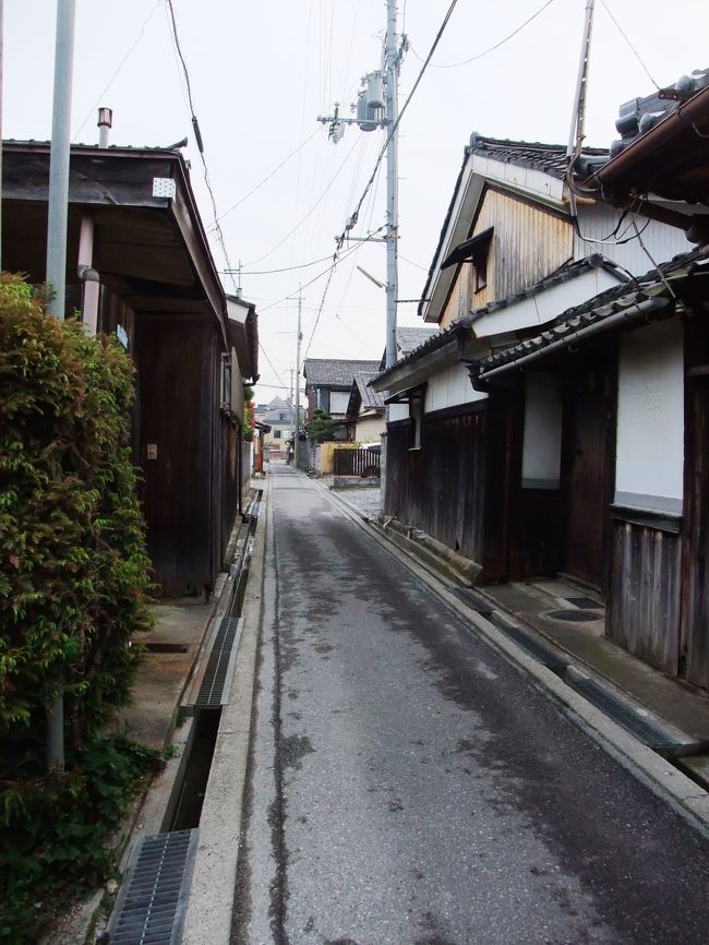 　善利組足軽組屋敷が建ち並ぶ一帯を歩き回ります。たいがいの家が、今でも住まわれて使われていることに、ちょっぴり驚きを感じます。<br />　