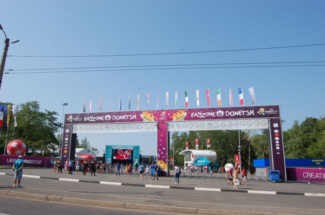 別便で来た友に空港で無事合流。<br />空港−ファンゾーン−スタジアムを巡回している。<br />前日入りしていた友が既にバスシステムを理解しており楽チンであった。<br /><br />写真は、ファンゾーン。試合開催都市に一つずつある。<br />大型スクリーンで試合観戦できる。基本的に無料だが、荷物チェックは結構厳しい。大きな荷物は持ち込めない。<br />試合チケットを持っている人は、バスが無料で乗れる。<br /><br />