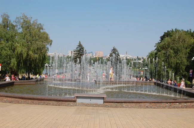 ドネツィクは、湖のある公園内にファンゾーンがあった。<br />観光資源がほとんどないので時間潰しが非常に困った。<br /><br />
