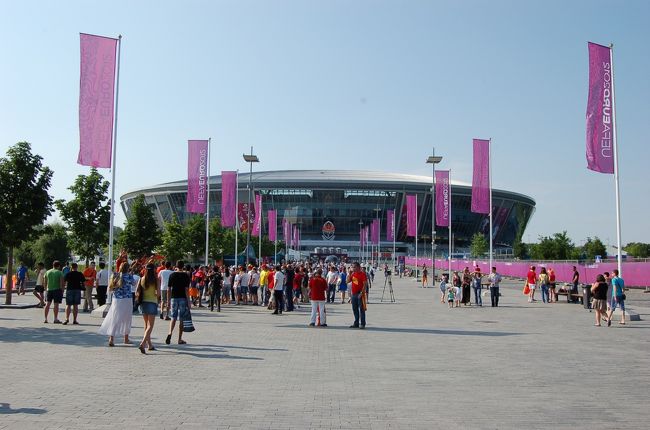 スタジアムまでの通路。<br />格好いい。