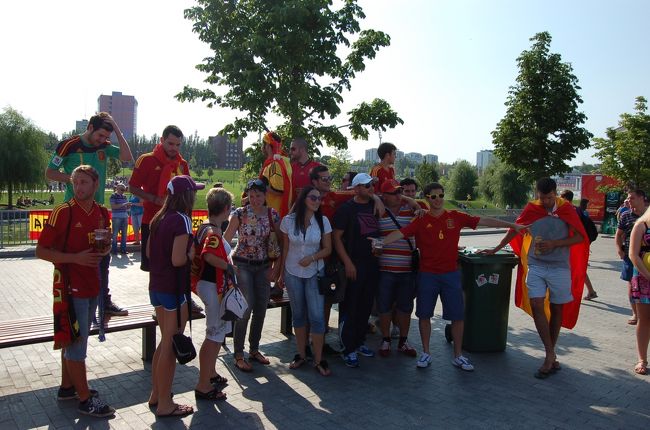 ずっと同じ場所に居続けて、TVの取材なども受けていたスペインサポーター。