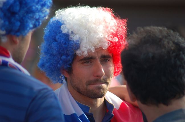 トリコロールカラーのアフロ風帽子<br />