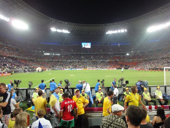 席は、ゴール裏6列目。<br />サッカー専用スタジアムであり、トラックがないのでピッチが近い。<br />もしかしたらTVに移っているんじゃないかという近さ。