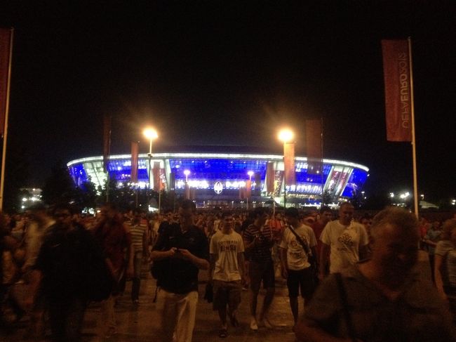 スタジアムのライトアップ<br />青く光っていて幻想的