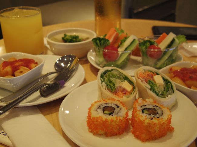 空港ではまずはのんびりラウンジでくつろぎます。<br /><br />今回はデルタのラウンジ