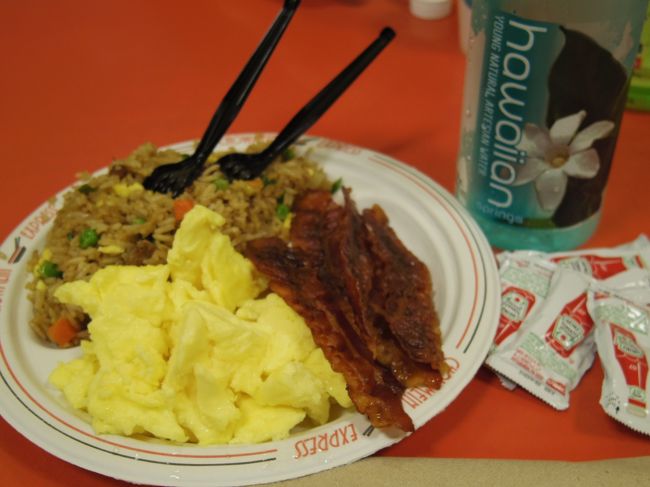 出発時間まで2時間半ぐらいあったので<br /><br />とりあえず朝食<br /><br />国内線ターミナルは朝ほとんどお店がやってなくて<br />仕方なくこの選択