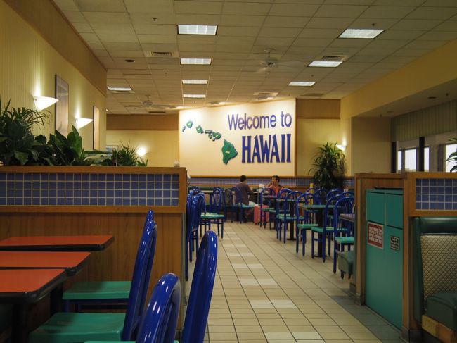 フードコートの席も人がいないです