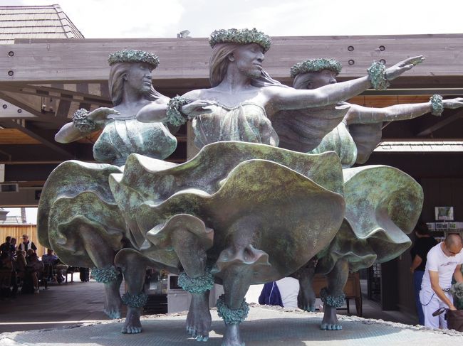 出発後は30分ぐらいでコナ空港に到着<br /><br />なにかの像がお出迎え