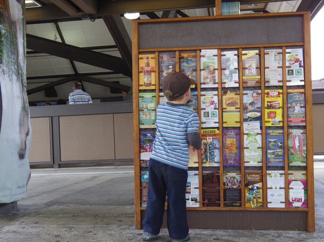 荷物が出てくるまでパンフでも探して待とうと思ったら先客<br /><br />ちっちゃいトラベラー！