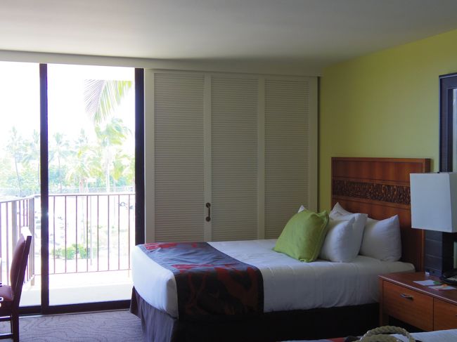 お部屋<br /><br />広くも無く狭くも無く<br /><br />っで、<br /><br />テーブルも無く