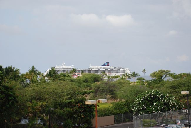 コナの港にはハワイの島々を周遊する大型船が停泊してました