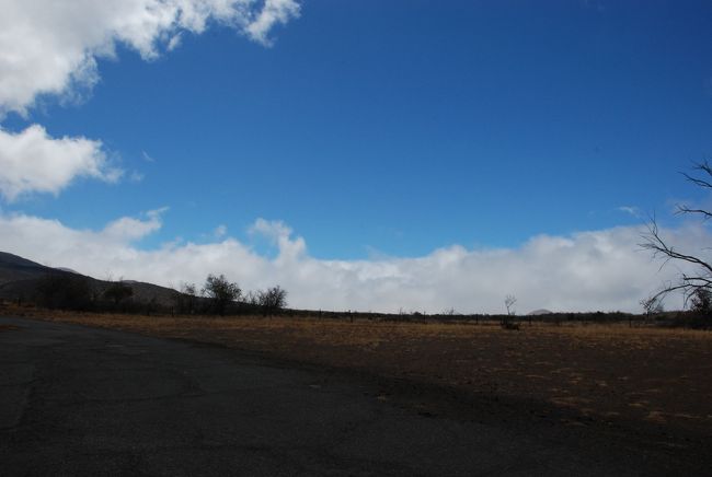 こんな道を通りながら最初の目的地<br />キラウエア火山にむかいます