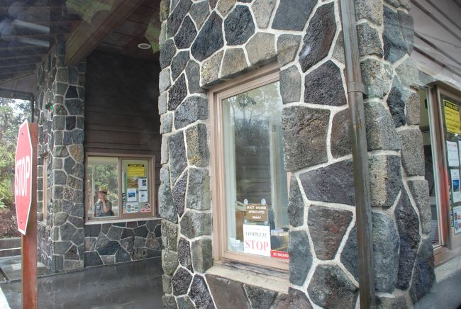 お昼ごはんの後はまた車移動<br /><br />いよいよキラウエア火山へ<br /><br />ゲートです