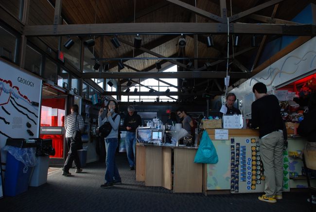 ビジターセンター内部<br /><br />