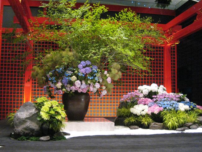 羽田空港・新国際線ターミナルに生けてありました。素敵です。これから海外に向かいますが、日本ていいなぁ〜なんて思いました。