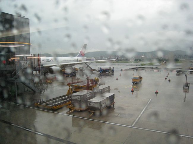 夕方の便で台北松山空港より羽田に向かいました。２２時過ぎ羽田の上空付近で「着陸態勢に入りました。」というアナウンスがありなんとか台風を避けて帰ることができたと思った矢先...あれ？なんか様子が変。いきなり上昇しました。暫く旋回した後、再びアナウンスで台風の影響で着陸できないとのこと。機長の判断で台北の桃園空港に向かいますと。代わりの飛行機がいつ出るのか分からない状況のなか明日の仕事はどうしようとか放心状態でした（笑）