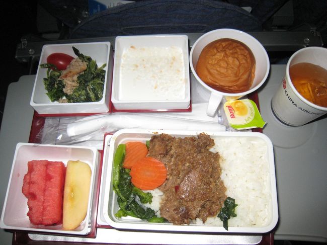 帰りの飛行機２回目の機内食。先ほど食べたのと同じです。３時すぎ。羽田には、朝６時半ごろ到着しました。ドキドキしましたが、あまり経験することのない旅となり印象に残る旅となりました。無理に着陸しようとせず、安全を選んでくれた機長さんありがとう！