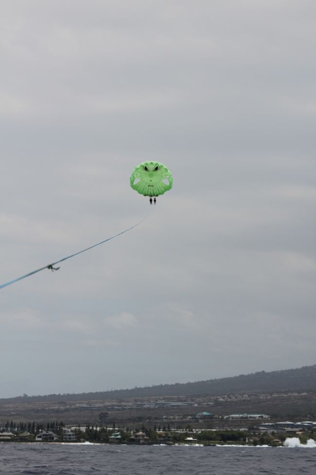 車で移動する前に<br /><br />コナの海でパラセーリング！<br /><br />『アウトオブザワールド』って言う<br /><br />高さマックスのパラセーリングを体験。<br /><br />高い所って音がないことにびっくり
