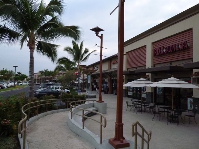 ターゲットの前には小さなモールが<br /><br />ここで夜ごはんと次の日の朝ごはんを購入