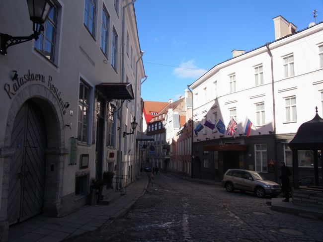 上のレストランの前の通り。