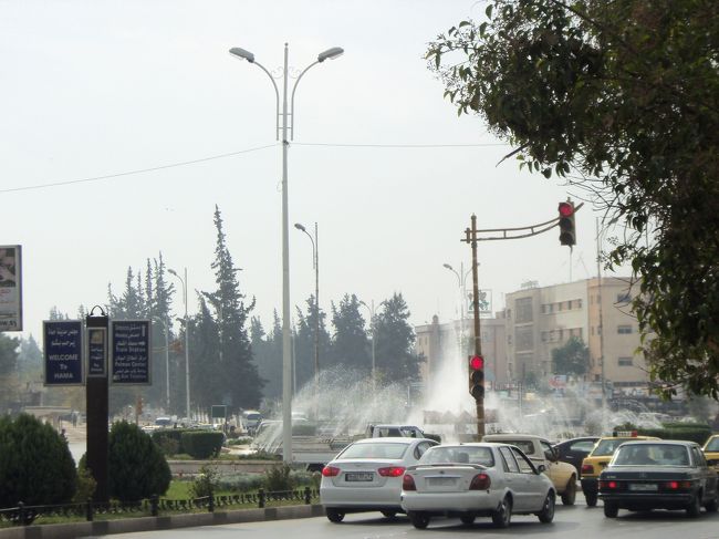    城塞と３つの水車横の「アン・ノウリ・モスク」へ歩いて向かいます。<br /><br /><br />